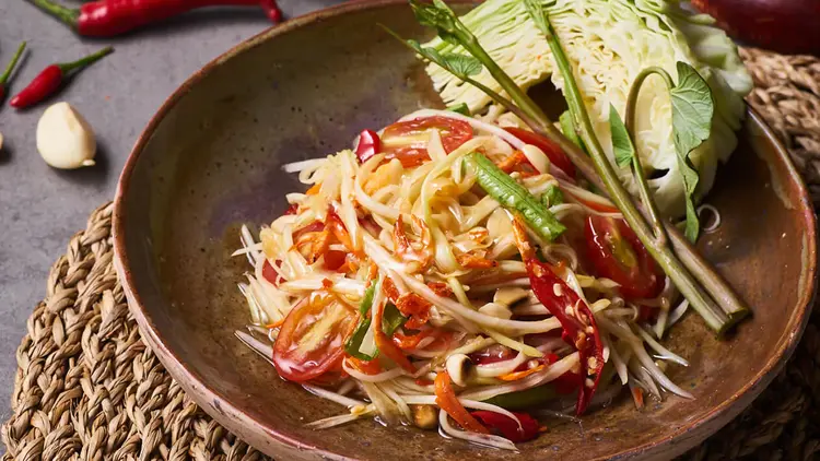 ทำไมคนถึงชอบกินส้มตำ: ความเผ็ดจัดจ้านที่ถูกใจคนทุกวัย