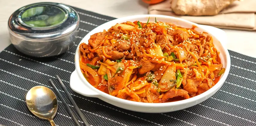 หมูผัดกิมจิ เมนูเกาหลีจานด่วน รสจัดจ้าน หอม เปรี้ยว เผ็ด เค็ม ครบในกระทะเดียว