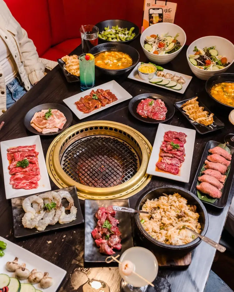 🥩 หมูกระทะ vs ปิ้งย่าง — สองความอร่อยที่เหมือนกันแค่ตรงคำว่า “ย่าง”