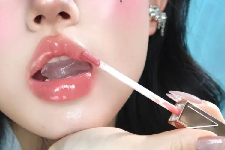 ลิปกลอส เสน่ห์แห่งริมฝีปากวาวที่ไม่มีวันตกยุค