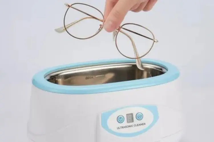 คลื่นเสียงทำความสะอาด: เครื่องทำความสะอาดอัลตราโซนิก ตัวช่วยมหัศจรรย์ที่ทำให้แว่นตาและเครื่องประดับกลับมาเงางามอีกครั้ง