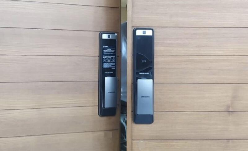 ประตูบานคู่ ควรเลือกกลอนดิจิตอลอย่างไร จำเป็นต้องมีดัมมี่ไหม? - I-Square  Livings Co., Ltd.