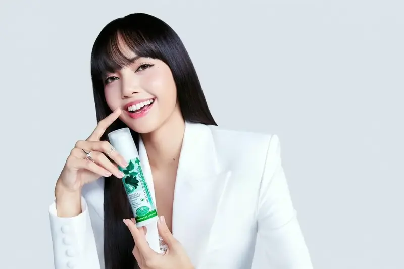 ยิ่งใหญ่สมฐานะบ้านเกิดลิซ่า! เดนทิสเต้จัดใหญ่ Fan Meetup ครั้งแรกในไทยของ  “LISA” ขนกิจกรรมสุดฟินเอาใจ FC