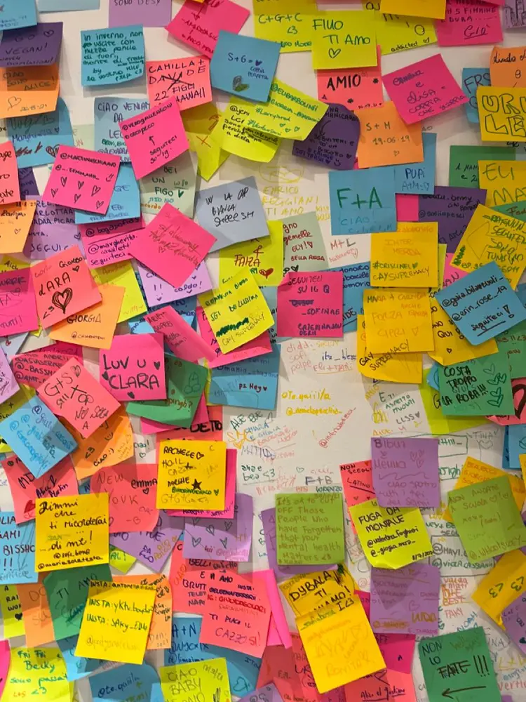 Post-it ไอเดียเล็ก ๆ จากความผิดพลาด ที่อยู่บนโต๊ะทำงานของทุกคน