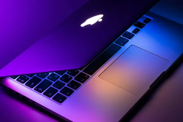 สำหรับเพื่อนๆที่กำลังมองหาโน้ตบุ๊กสำหรับทำงาน เรียน ลอง Macbook ดูนะสิ!