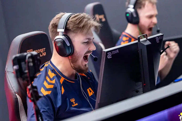 ไม่ได้ยินเสียงฝีเท้าขณะเล่น CS:GO ใช่ไหม? นั่นเพราะคุณเลือกหูฟังผิด!