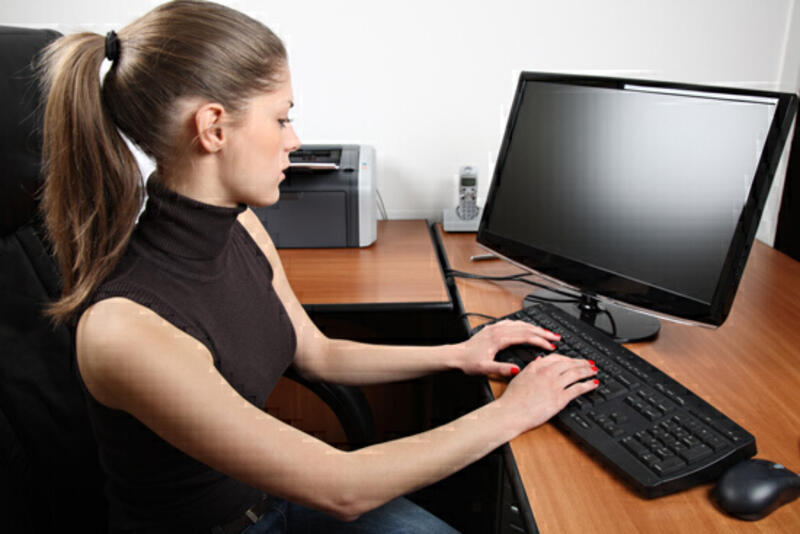 แพทย์เตือน จ้องมือถือ คอมพิวเตอร์นาน เสี่ยงเป็นโรคซีวีเอส