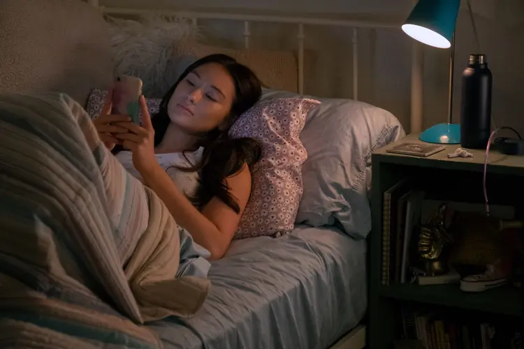 ระวัง Doomscrolling! พฤติกรรมเสพข่าวร้ายที่ค่อย ๆ บั่นทอนใจโดยไม่รู้ตัว