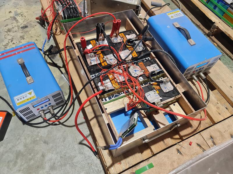 แบตเตอรี่ลิเธียม ที่ประกอบขึ้นมาใช้งานแทนแบต traction หรือแบตแห้ง สามารถใช้เครื่องชาร์ทเดิมได้หรือไม่  - แบตเตอรี่ลิเธียม สำหรับรถโฟล์คลิฟท์ไฟฟ้า แฮนลิฟท์ไฟฟ้า  อุปกรณ์เครื่องจักรโรงงาน ระบบโซล่าเซลล์ ทั้ง LFP และ NMC : Inspired by  LnwShop.com (v2)