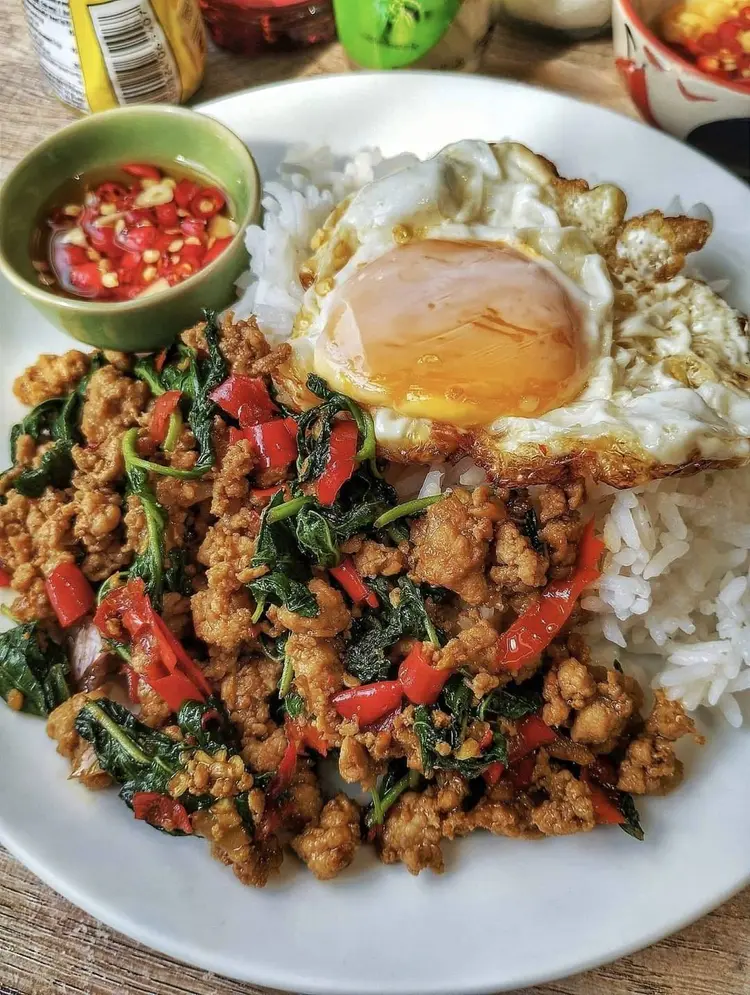 🍛 ทำไมคนถึงชอบกินกะเพรา: รสชาติจัดจ้านและเสน่ห์ที่ไม่เหมือนใคร