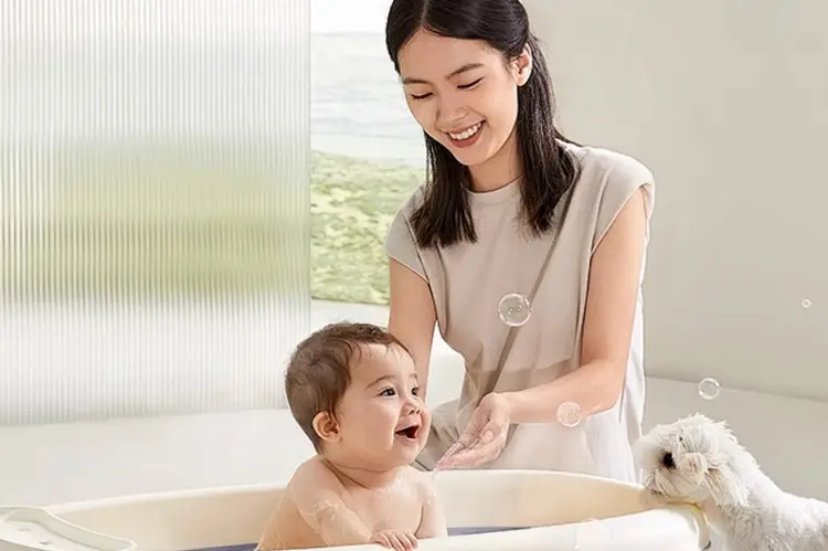 เมื่อเด็กชายและเด็กหญิงอาบน้ำ พ่อแม่ต่างเพศควร “ออก” เมื่อไหร่?