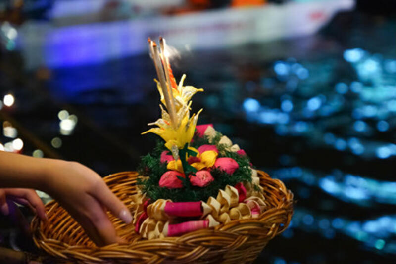 งงตาลอย!! 5 ความเชื่อชวนงง “วันลอยกระทง” ใส่เหรียญไปทำไม? – UndubZapp