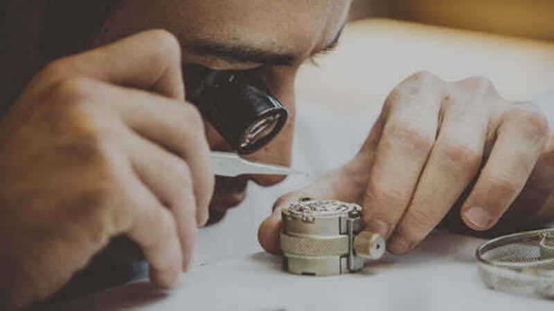 FROM CLEANING TO MAINTENANCE: HOW TO TAKE CARE OF YOUR WATCH – Pisa 1940