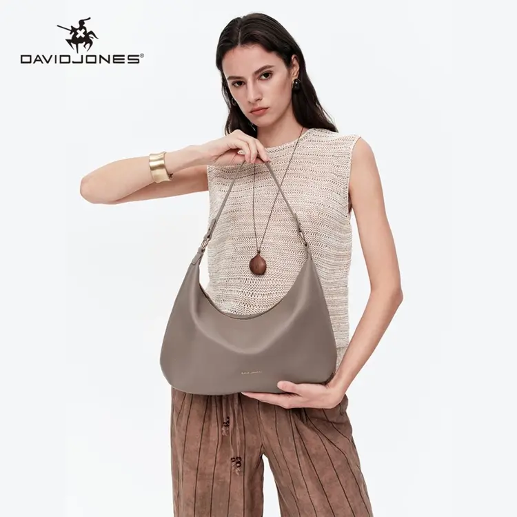 DAVID JONES รุ่น CM6909 – กระเป๋าที่สาวออฟฟิศไม่ควรพลาด รุ่นเดียวจบ ครบทั้งดีไซน์ ความจุ และความเรียบหรูแบบมืออาชีพ