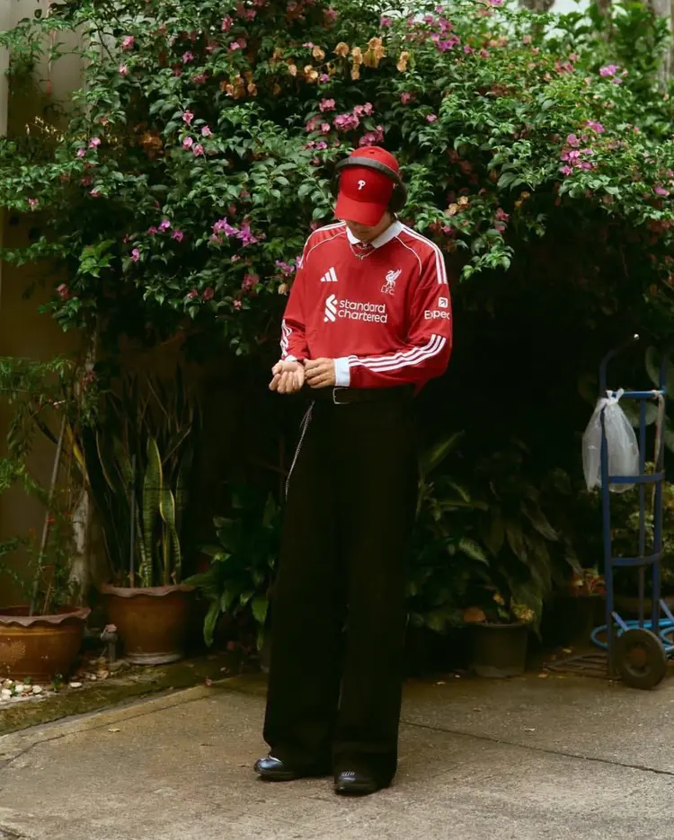 เทรนด์เสื้อบอลที่กำลังนิยมในไทยตอนนี้: เมื่อ “เสื้อฟุตบอล” กลายเป็นแฟชั่นของคนทุกยุค