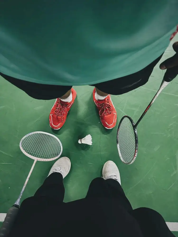 รองเท้าแบดมินตัน คู่ใจของนักตีลูกขนไก่