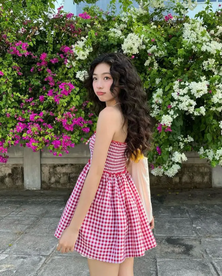 ผมลอนมาม่า ที่กลับมานิยมอีกครั้ง: ลอนเล็กสไตล์สนุกที่ทำให้ลุคดูมีเท็กซ์เจอร์และคาแรกเตอร์