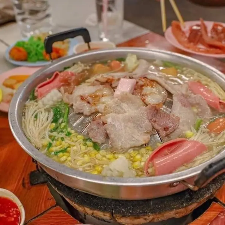 🥢 หมูกระทะ vs ชาบู — ความสุขสองแบบที่ไม่มีใครแทนใครได้
