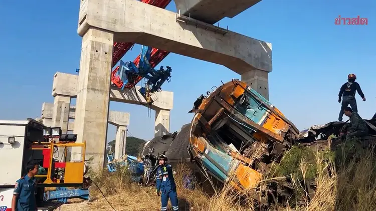โศกนาฏกรรมสีคิ้ว! เครนไฮสปีดเทรนถล่มทับรถไฟด่วนพิเศษ ดับพุ่ง 30 ราย บาดเจ็บระนาว