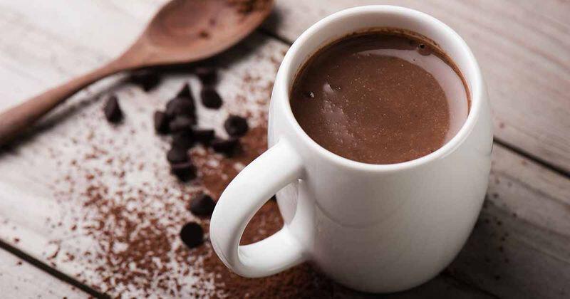 สุขภาพดี 24 ชั่วโมง] เเค่ดื่มโกโก้ร้อนๆ ตอนเช้า ร่างกายคุณจะเปลี่ยนไป  มันดีจริงๆ โกโก้ร้อน เรียกได้ว่าเป็นเครื่องดื่มที่มีประสิทธิภาพสูง  มีประโยชน์ต่อสุขภาพร่างกายของคุณมากกว่าอาหารอื่น ในแง่ของการรักษา  ความหมายของโกโก้นั