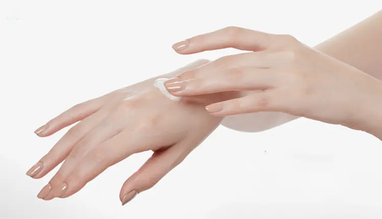 ทำไมฉันถึงแนะนำให้คุณอย่าละเลยการดูแลมือในช่วงฤดูร้อน?