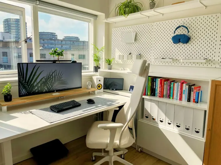 อัปเกรด Desk Setup ให้ปัง! รวมไอเทมที่ชาว WFH ต้องมี...