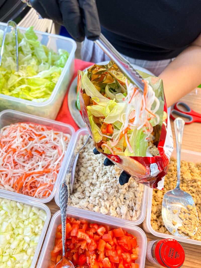 อาจเป็นรูปภาพของ ผัดหมี่, เบอร์ริโต้ และ ซูชิ