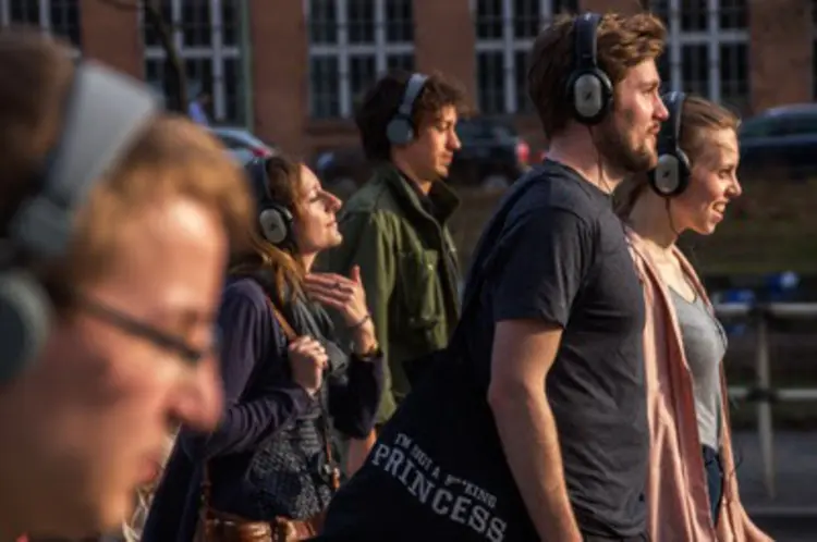 มีกี่คนที่ชอบฟังเพลงด้วยหูฟัง | ระวังอย่าใส่หูฟังเป็นเวลานาน!
