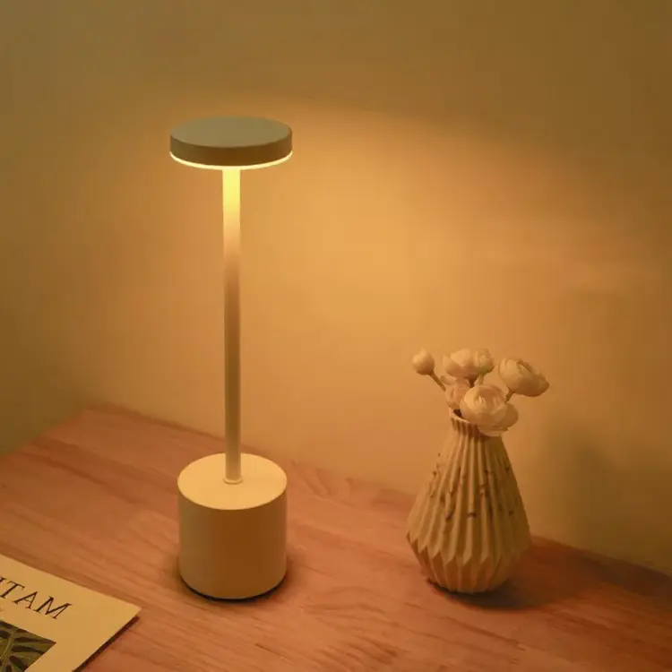 โคมไฟตั้งโต๊ะ ไอเทมเล็ก ๆ ที่เปลี่ยนบรรยากาศทั้งห้อง