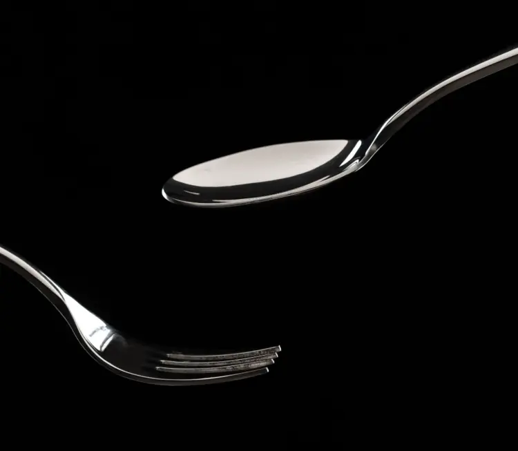 ทำไม “ช้อน” ต้องคู่กับ “ส้อม” ? คู่หูบนโต๊ะอาหารที่อยู่ด้วยกันแทบทุกมื้อ