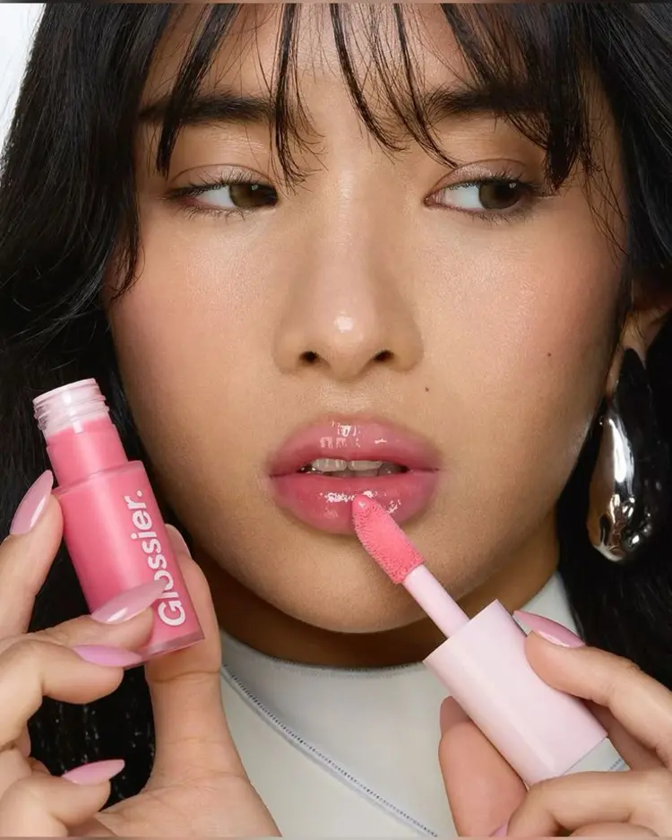 ลิปกลอสยังฮิตติดกระแสในปี 2025 💄ปากฉ่ำวาวยังคงแมสไม่เปลี่ยน