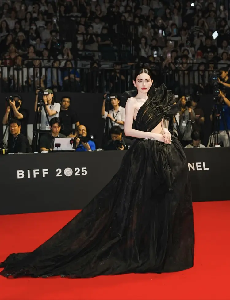 ใหม่ ดาวิกากับ A Useful Ghost หนังผีไทยที่สร้างความภูมิใจบนพรมแดงปูซาน