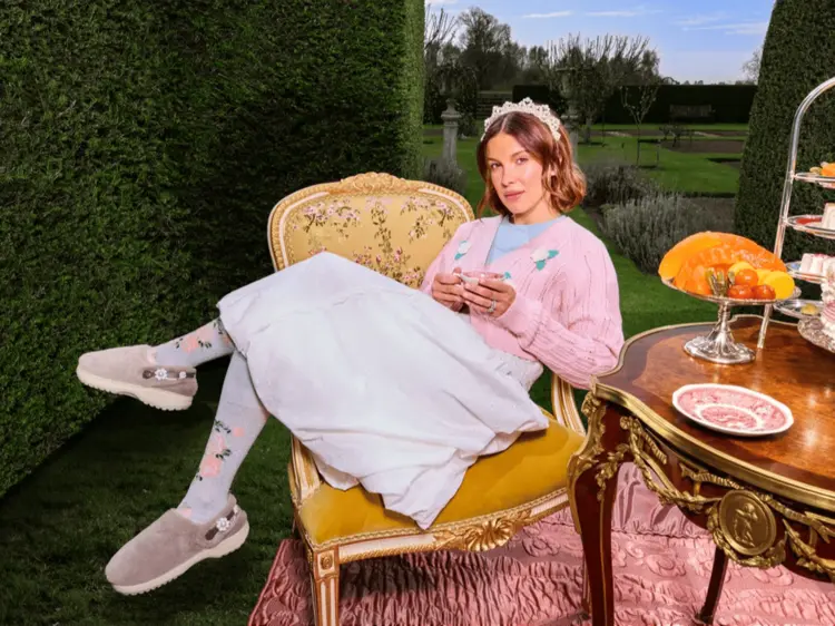 Millie Bobby Brown กับบทบาทแบรนด์แอมบาสเดอร์ของ Crocs และแคมเปญ “Cozy”