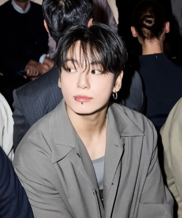 จองกุก BTS ปลุกกระแสโลกแฟชั่น! โมเมนต์สุดปังบนเวที Calvin Klein ที่ NYFW 2025