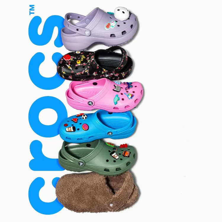 CROCS รองเท้าลำลองผู้หญิง — ใส่สบาย เท่ได้ทุกวัน พร้อมแนะนำรุ่นยอดฮิต 2025
