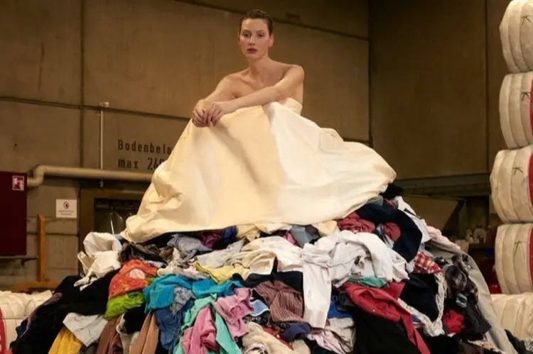 ตู้เสื้อผ้าเต็ม = โลกที่หนักขึ้น และเงินที่เบาลง 💸🌍