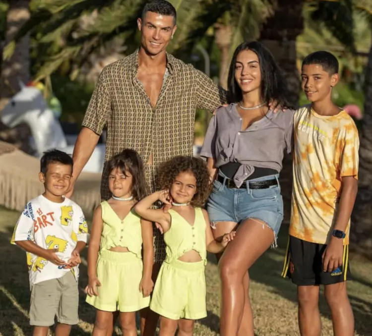 คบกันมา 9 ปี มีลูกถึง 5 คน ในที่สุด คริสเตียโน โรนัลโด (Cristiano Ronaldo) ก็ขอแต่งงานแล้ว!