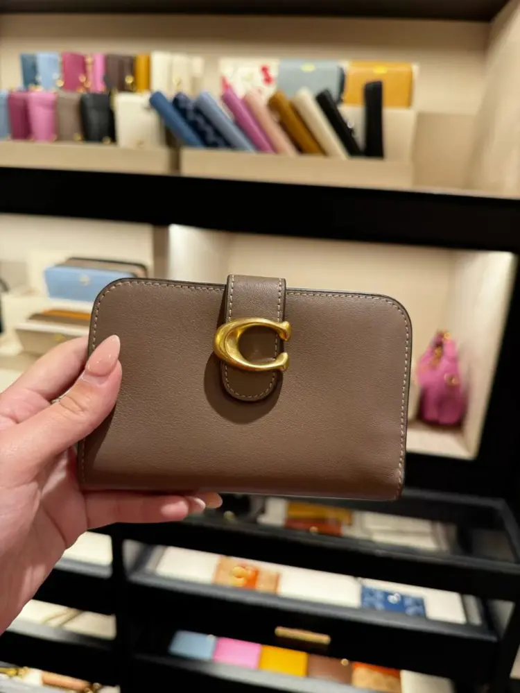 💰 กระเป๋าใส่เหรียญ VS กระเป๋าสตางค์… อันไหนเหมาะกับคุณ?