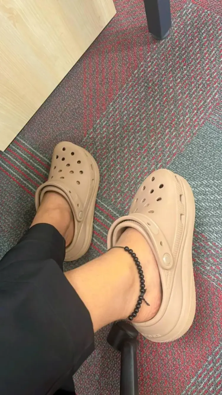 🐊 ทำไมคนใส่ Crocs แล้วเท้าพลิก?