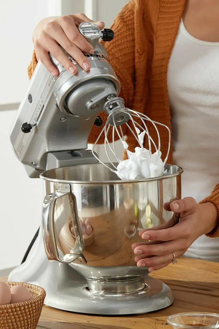 เครื่องผสมอาหารแบบตั้งโต๊ะกับแบบมือถือต่างกันยังไง ใช้แทนกันได้มั้ย? มาดูกันให้หายคาใจ!