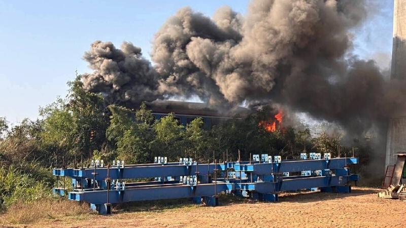 เครนหล่นทับรถไฟสีคิ้ว ตกรางไฟลุกท่วม เสียชีวิตพุ่ง 22 ศพ บาดเจ็บกว่า 50 ราย