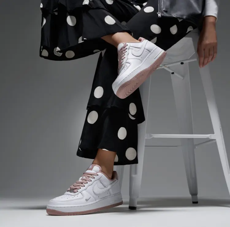 Nike Women's Air Force 1 '07 Mini Jewel – สนีกเกอร์ไอคอนที่ผสานความคลาสสิกกับความพรีเมียมในทุกก้าว
