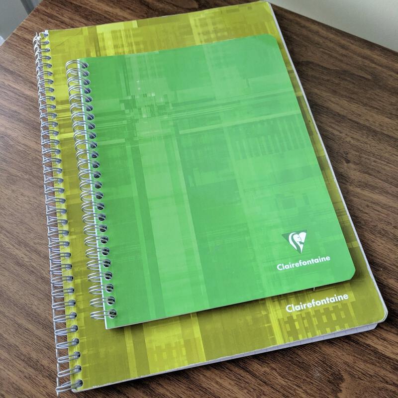 我使用 A4 和 A5 的 Clairefontaine 笔记本，它们采用坚固的线圈装订，封面也相对耐用。Clairefontaine 的纸张更厚，也更耐螺旋装订的磨损，而且我注意到纸张用量减少了……