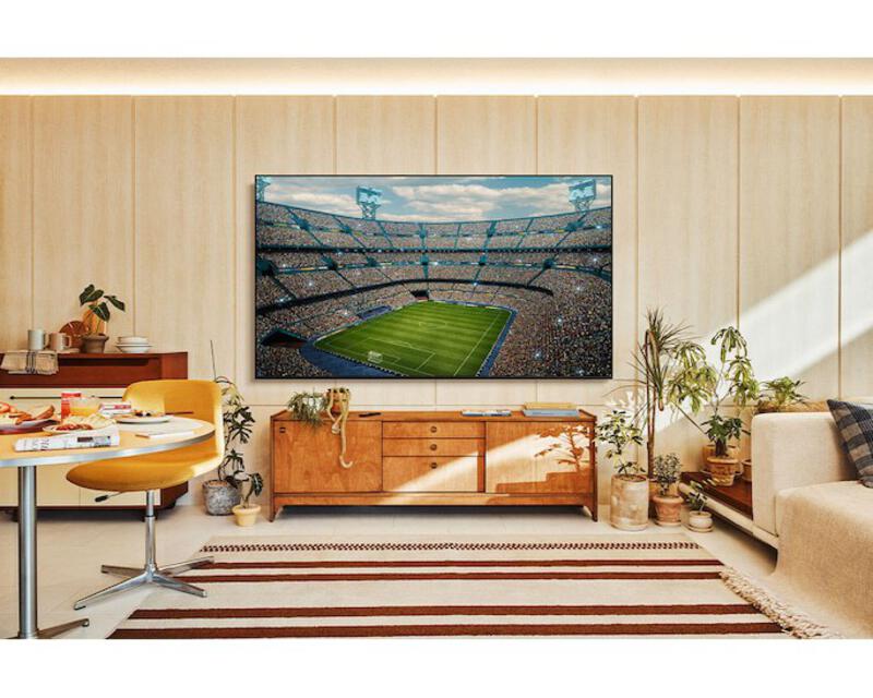 UE800F ติดตั้งบนผนังห้องนั่งเล่น ภาพสนามกีฬาที่เต็มไปด้วยผู้คนในสีสันสดใส