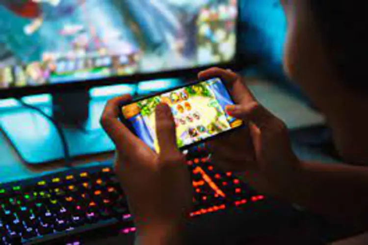 🎮 เล่นเกมโทรศัพท์ VS เล่นเกมคอมพิวเตอร์ — แบบไหนใช่คุณมากกว่า?