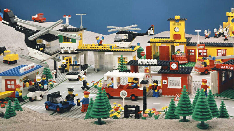 เรื่องราวของตัวต่อ LEGO (เลโก้) ของเล่นชิ้นเล็กที่สร้างจินตนาการยิ่งใหญ่ –  Art of