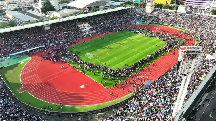 สนามศุภฯแตก 2025: ถอดรหัสหมอนทองวิทยาและบอล 7 สี มหัศจรรย์ลูกหนังขาสั้นที่คนไทยเทใจทั้งประเทศ